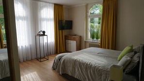 2 bedrooms, in-room safe, iron/ironing board, travel cot - "Sachsa Suite" - 130m² Art Nouveau suite: 2 bathrooms & feel-good atmosphere (Bad Sachsa)