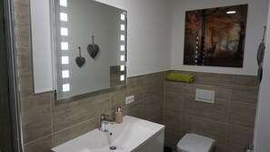 Doccia, asciugacapelli, asciugamani, sapone