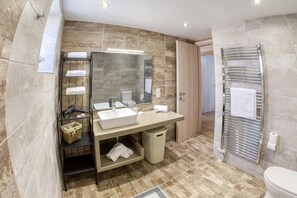 淋浴设施、吹风机、毛巾、肥皂