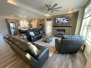 Smart-tv, een open haard en tafelvoetbal