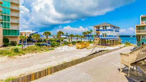 Un hôtel situé en bord de mer, doté d’une piscine, d’un espace plage et offrant une vue sur l’océan.