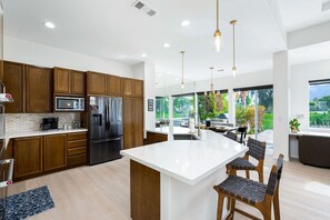 Een koelkast, een microgolfoven, een oven, een kookplaat