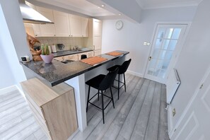 Private kitchen - Colindale Retreat, 3 Bedroom, Sleeps up to 6,  (London)