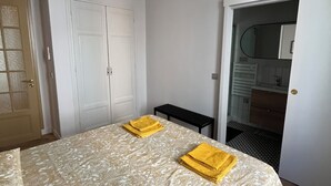 1 dormitorio, tabla de planchar con plancha, cuna de viaje y Internet