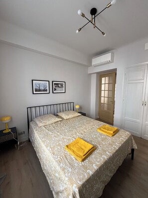 1 slaapkamer, een strijkplank/strijkijzer, reisbedje, internet