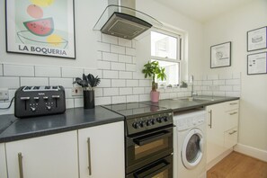 Classic Apartment, Non Smoking | Private kitchen | Stovetop, electric kettle - Waterloo Apartment (Hove)