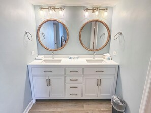 シャワー、ヘアドライヤー、タオル