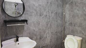 Gratis toalettartiklar och hårtork