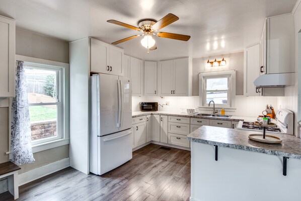 Microwave, oven, stovetop, cookware/dishes/utensils - Family-friendly Altoona Abode w/ Spacious Patio! (Altoona)