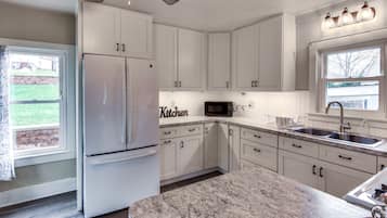 Microwave, oven, stovetop, cookware/dishes/utensils