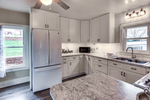 Microondas, horno, parrilla de estufa y utensilios de cocina 