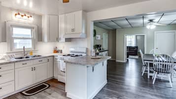 Microwave, oven, stovetop, cookware/dishes/utensils