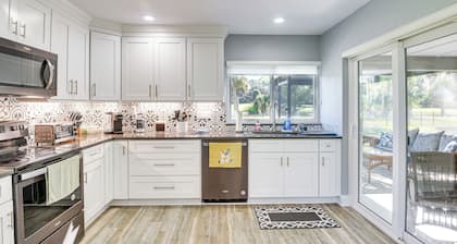 Palm Coast Home w/ Screened Patio, 3 Mi to Beach!