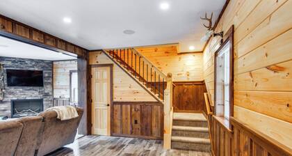 Houtzdale Home w/ Shuffleboard & Pickleball!