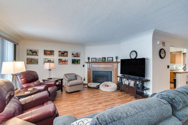 Hus (3 Bedrooms) | Vardagsrum | Eldstad