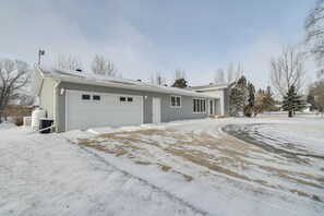 Interior - Hot Tub & Fenced Backyard: Moorhead Home! (Moorhead)
