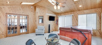 Hot Tub & Fenced Backyard: Moorhead Home!