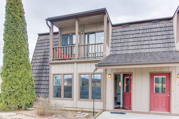 Exterior detail - Dog-friendly Mills River Townhome: Fire Pit, Yard! (Mills River)