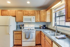 Microwave, oven, stovetop, dishwasher - Dog-friendly Mills River Townhome: Fire Pit, Yard! (Mills River)