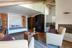 Junior Room | Hypo-allergenic bedding, down comforters, minibar, in-room safe