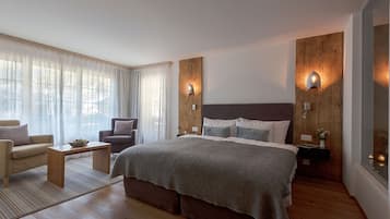 Alpine Junior Suite Matterhorn | Ropa de cama hipoalergénica, edredón y minibar