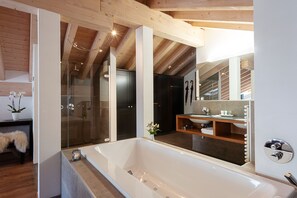Alpine Loft Suite Matterhorn | Bilik Mandi | Tab mandi dan pancuran berasingan, hulu semburan mandi hujan 