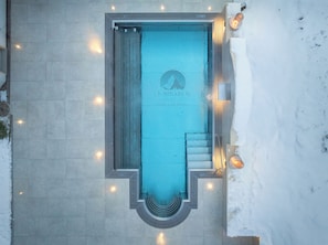 Una piscina cubierta