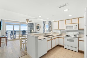 Frigorífico, microondas, horno y placa de cocina