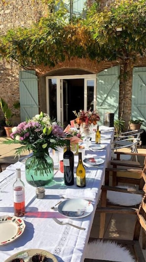Outdoor dining - Le Merveileux Mas Catalan (Perpignan)