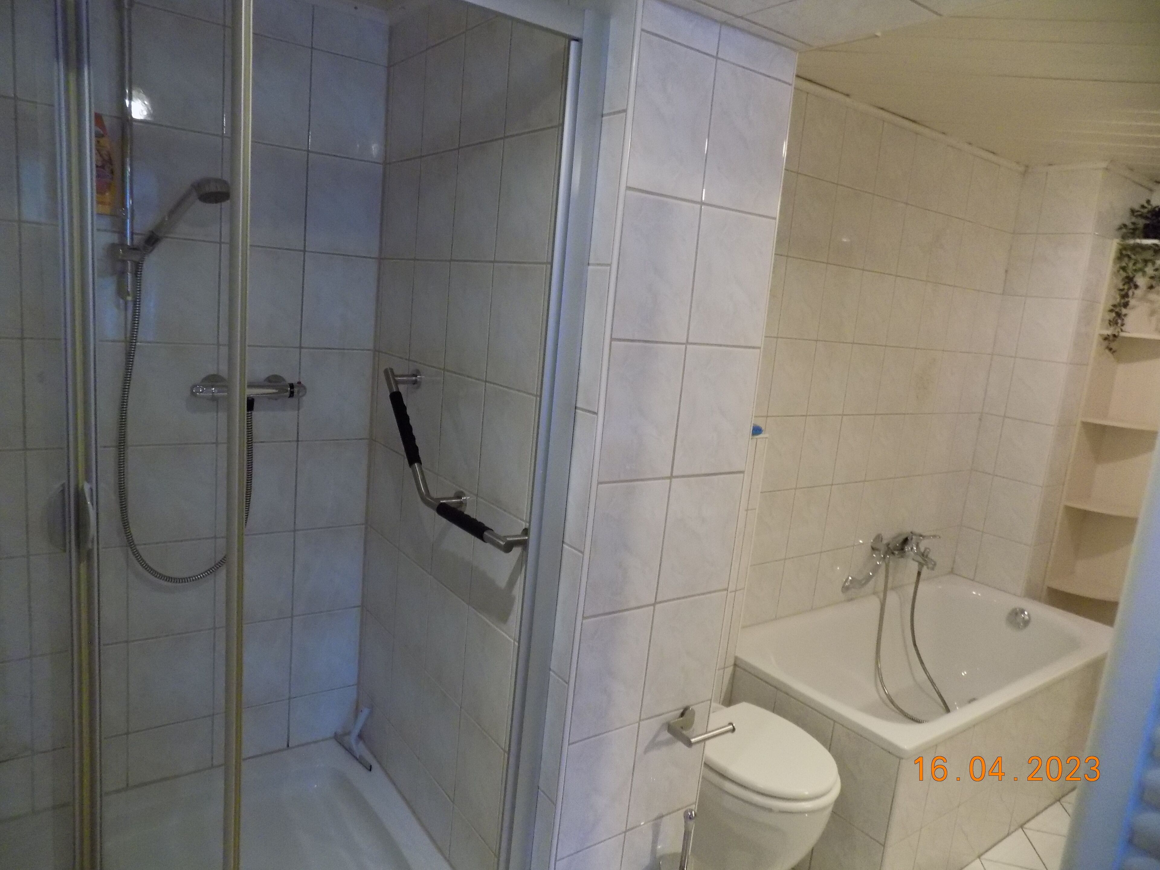 Une salle de bain avec une douche à parois de verre, des toilettes et une baignoire.
