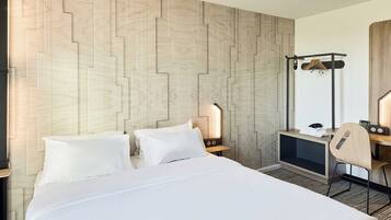 Een bureau, gratis wifi, beddengoed