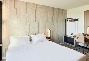 Escritorio, wifi gratis y ropa de cama