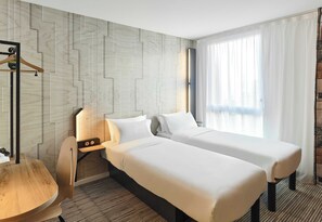 Escritorio, wifi gratis y ropa de cama 