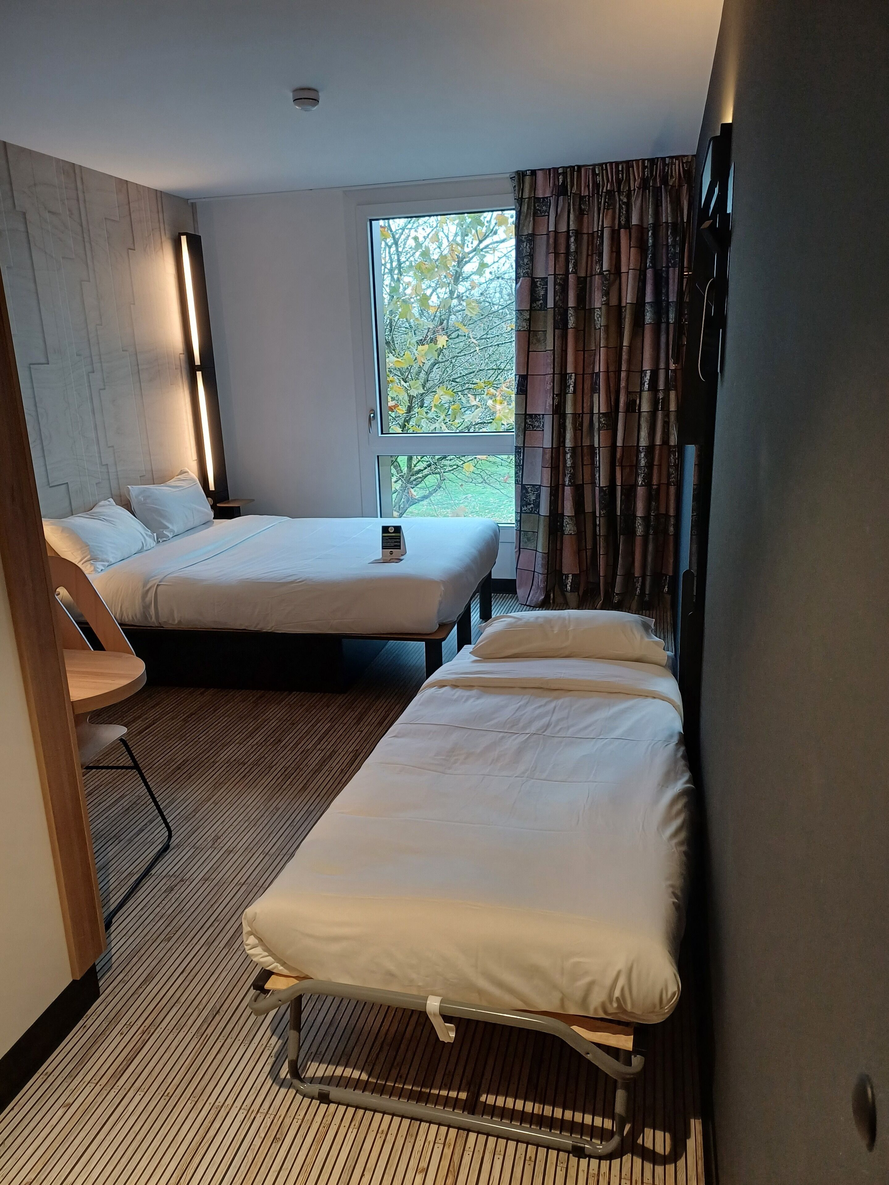 三人房, 无烟房 | 办公桌、免费 WiFi、床单