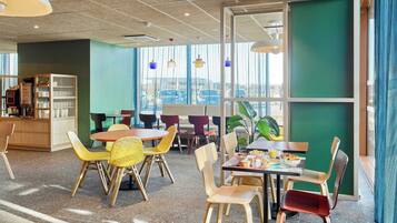 Petit déjeuner buffet servi tous les jours en supplément