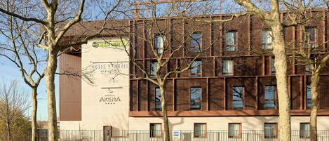 Vista frontal de la propiedad