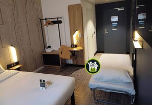 Triple Room, Non Smoking | Desk, free WiFi, bed sheets