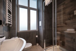 City Studio Suite | Bathroom | Shower, towels, soap, shampoo - RentPlanet - Apartamenty Krasińskiego (Wroclaw)