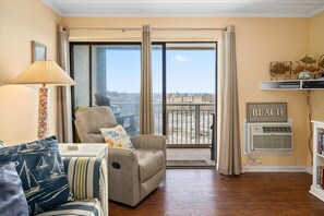 Living area - Diamond Beach 108 - oceanfront 1 bedroom, close to Convention Ctr (Ocean City)