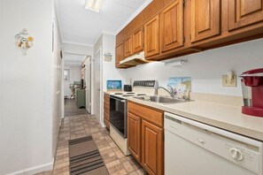 Réfrigérateur, micro-ondes, plaque de cuisson, lave-vaisselle