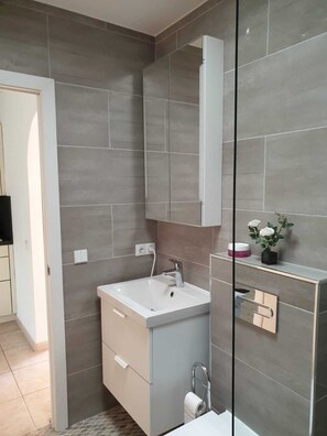 Een haardroger, handdoeken, zeep, toiletpapier