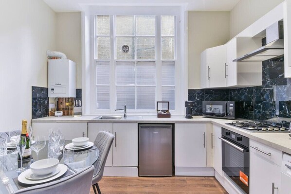 Coffee/tea maker, fridge, microwave, oven