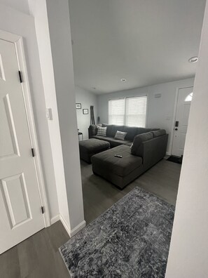 Smart TV, fireplace - Cozy Casita in Pocono Mountains. (Tobyhanna)