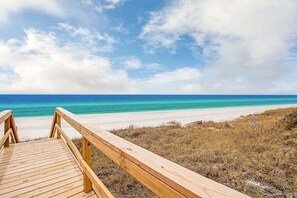 På stranden