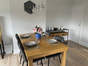 Dining - Luxury Apartment in Letchworth (Letchworth Garden City)