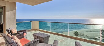 La Vida Fina: Beachview, pool, and beach access from this luxury Tessoro unit