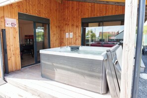 Terrace/patio - 2 Gites 20 Couchages 2 Piscines 2 spa Chauffés Sécurisés Entièrement Privés (Savigny-Poil-Fol)