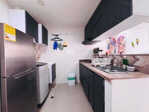 Kühlschrank, Mikrowelle, Herdplatte, Wasserkocher mit Kaffee-/Teezubehör