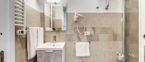 Dusch, hårtork, bidé och handdukar