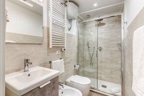 Dusche, Haartrockner, Bidet, Handtücher